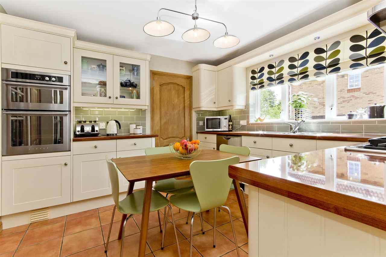 resized-2349823-Image 05 - Kitchen.jpg